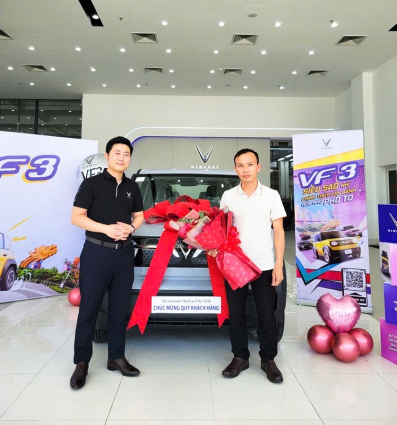 Không muốn quay lại xe xăng, vợ chồng giảng viên ở Hà Tĩnh chốt liền tay 2 xe điện VinFast chỉ trong một năm