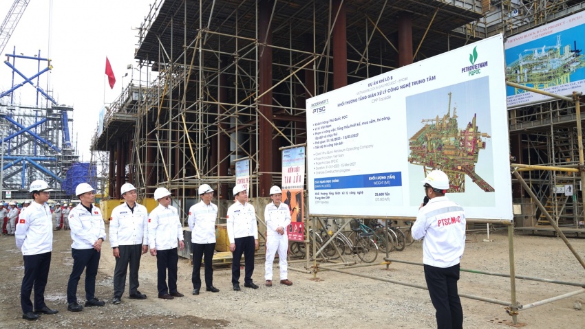 Chủ tịch HĐTV Petrovietnam Lê Ngọc Sơn chúc Tết và động viên người lao động trên công trường Dự án Lô B