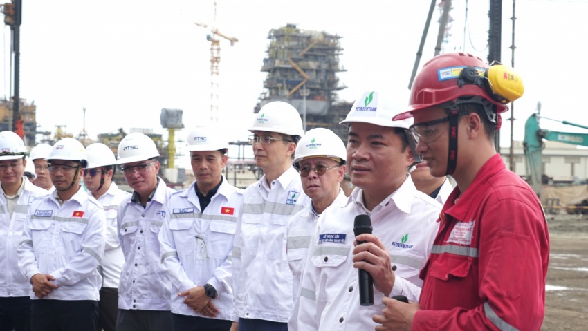 Chủ tịch HĐTV Petrovietnam Lê Ngọc Sơn chúc Tết và động viên người lao động trên công trường Dự án Lô B