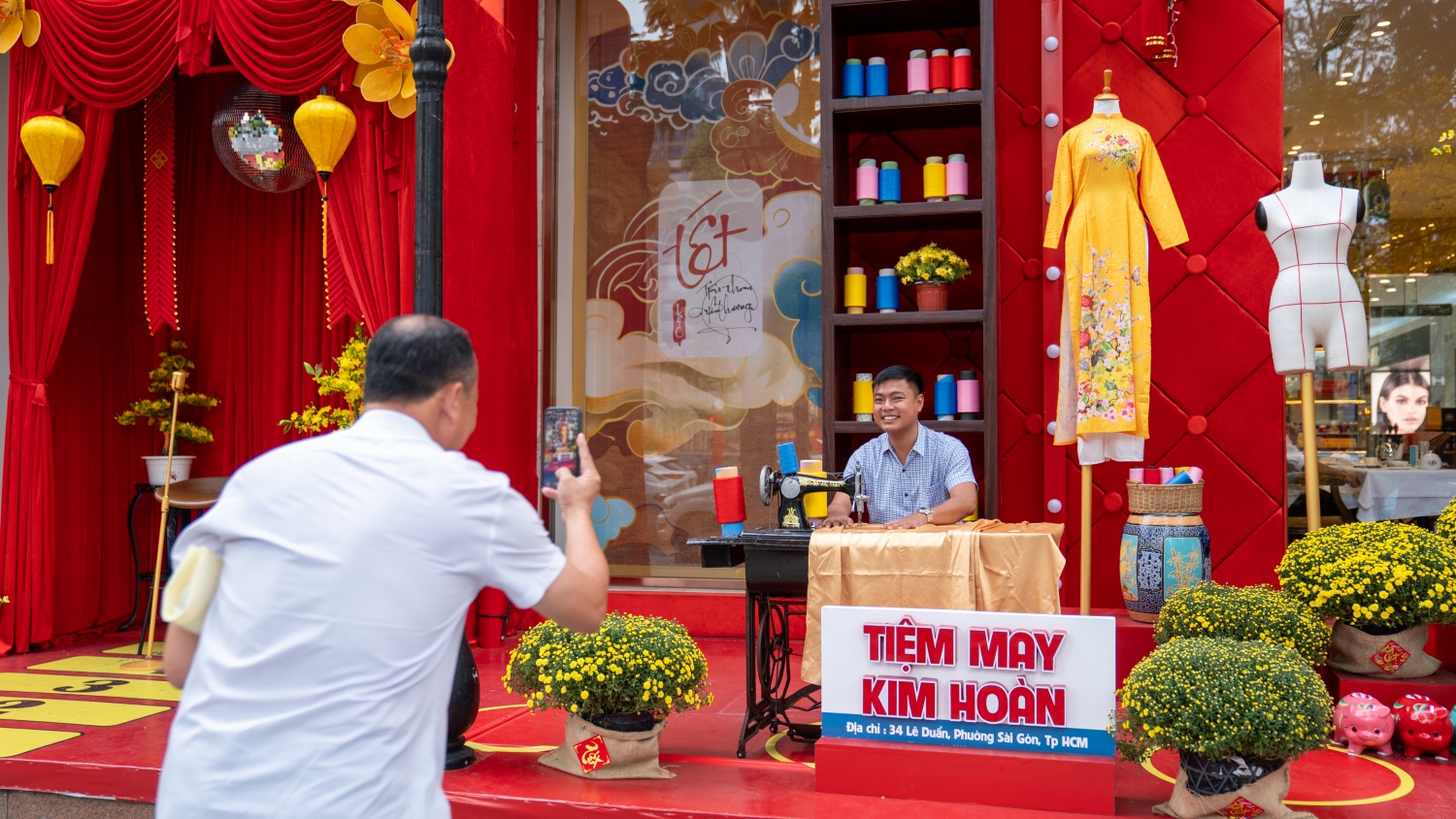 [Chùm ảnh] Trung tâm TP HCM rực rỡ sắc Xuân