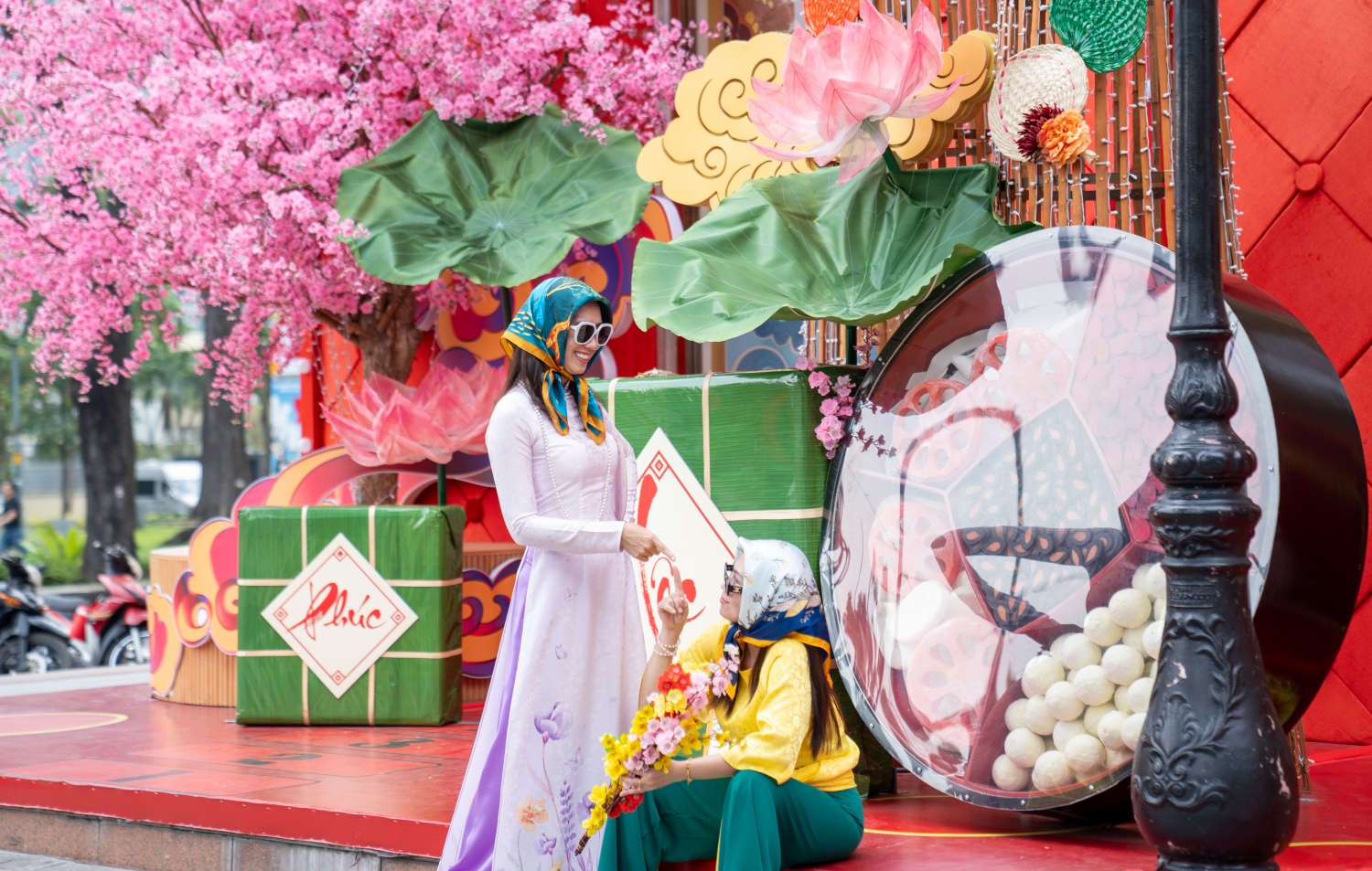 [Chùm ảnh] Trung tâm TP HCM rực rỡ sắc Xuân