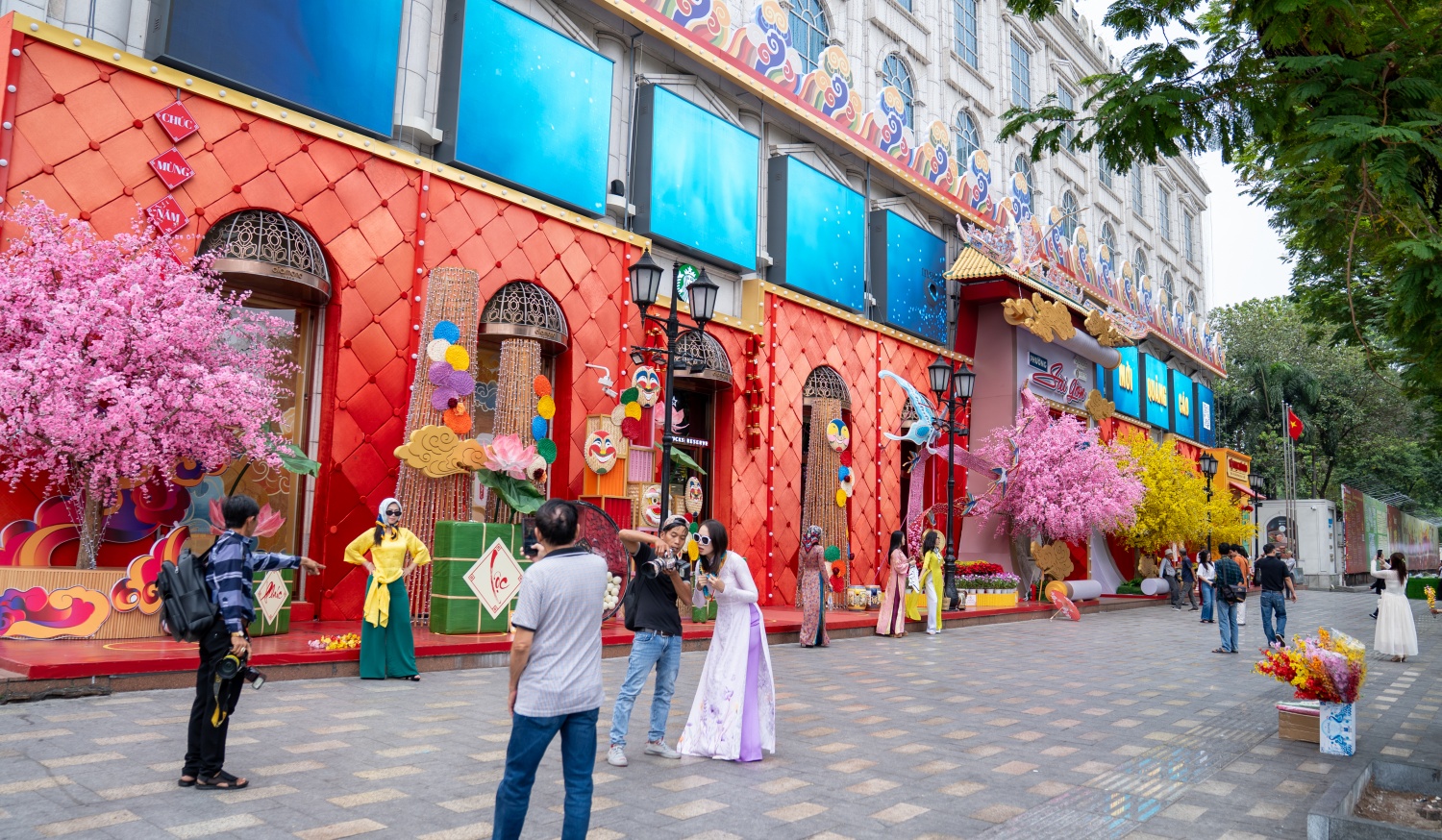 [Chùm ảnh] Trung tâm TP HCM rực rỡ sắc Xuân