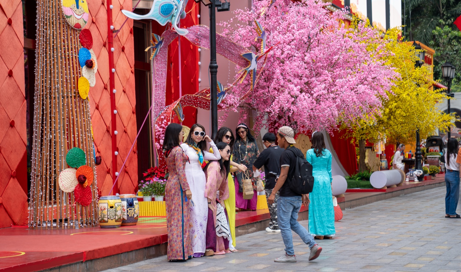 [Chùm ảnh] Trung tâm TP HCM rực rỡ sắc Xuân