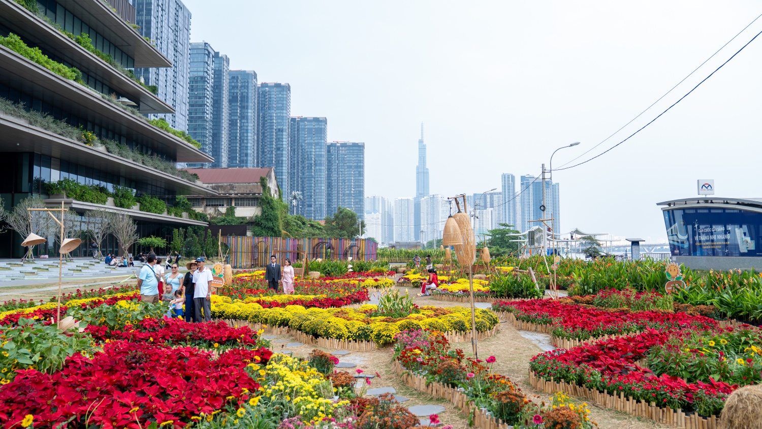 [Chùm ảnh] Trung tâm TP HCM rực rỡ sắc Xuân