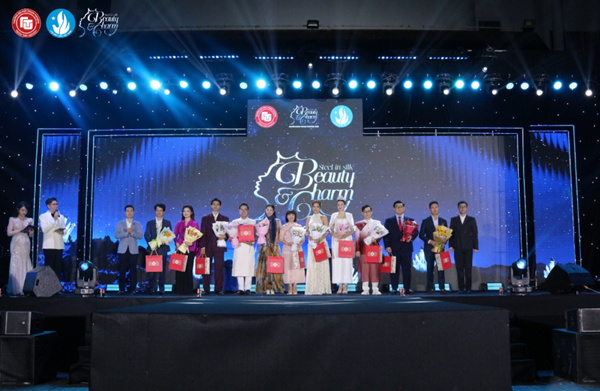 Thí sinh Phan Trâm Anh đăng quang Hoa khôi Duyên dáng Ngoại thương 2025