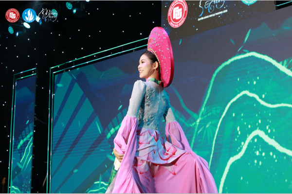 Thí sinh Phan Trâm Anh đăng quang Hoa khôi Duyên dáng Ngoại thương 2025