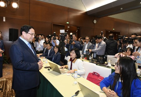 Thủ tướng Phạm Minh Chính thăm, động viên phóng viên báo chí tác nghiệp tại Đại hội XIV của Đảng