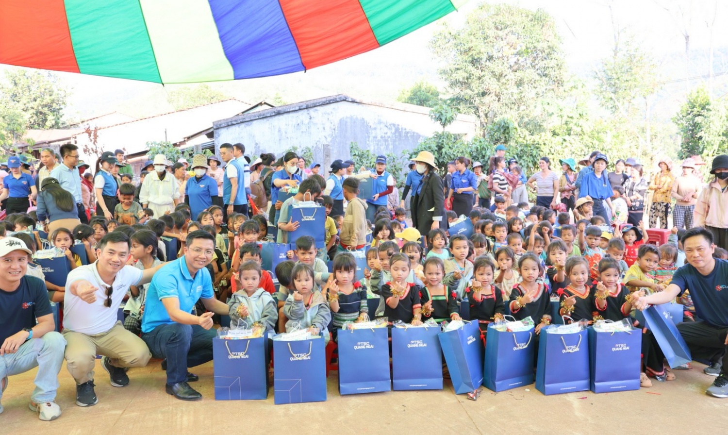 “Áo ấm mùa đông” - 10 năm bền bỉ trên hành trình thiện nguyện của PTSC Quảng Ngãi