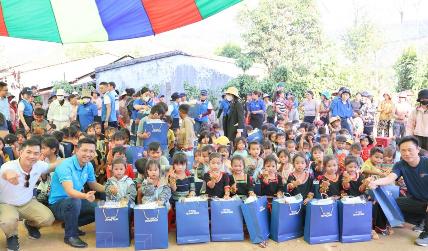 “Áo ấm mùa đông” - 10 năm bền bỉ trên hành trình thiện nguyện của PTSC Quảng Ngãi