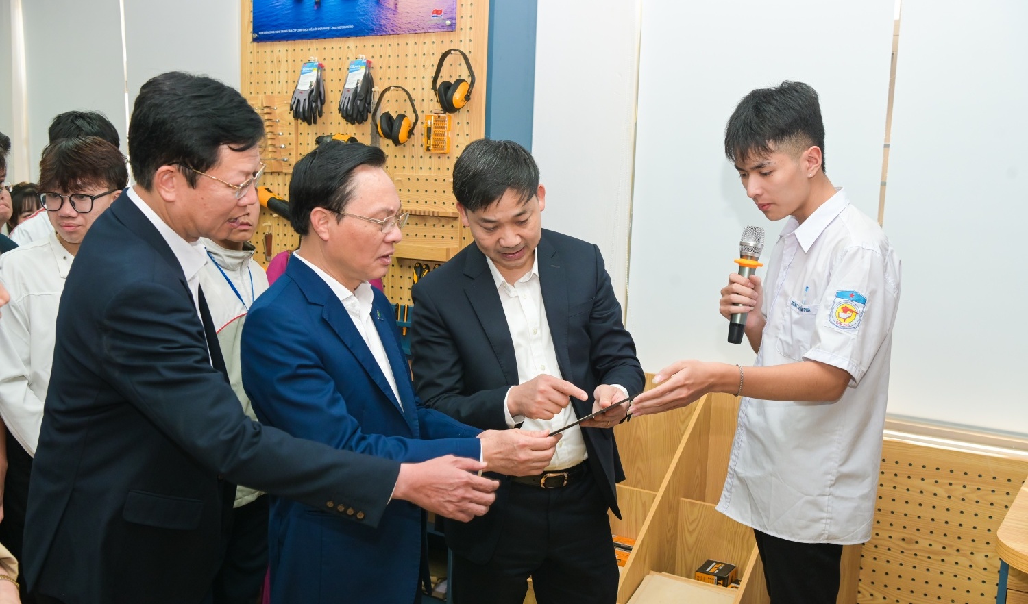 Petrovietnam đồng hành cùng giáo dục tỉnh Quảng Ninh, từ phòng STEM đến phát triển nguồn nhân lực