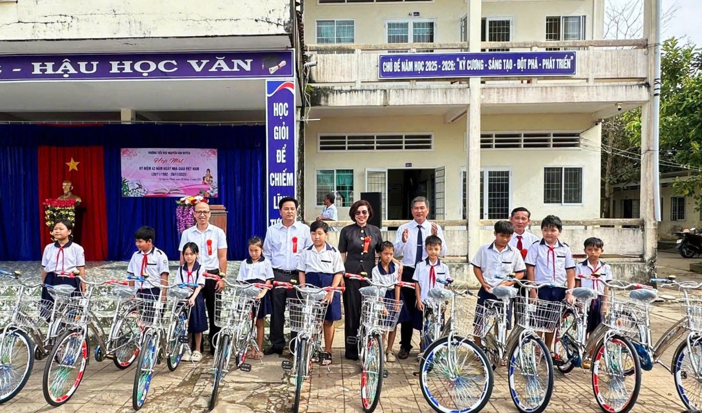 Chi nhánh Khí Tây Nam Bộ trao tặng 20 xe đạp cho học sinh nghèo tại Cà Mau