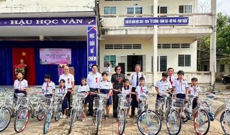 Chi nhánh Khí Tây Nam Bộ trao tặng 20 xe đạp cho học sinh nghèo tại Cà Mau