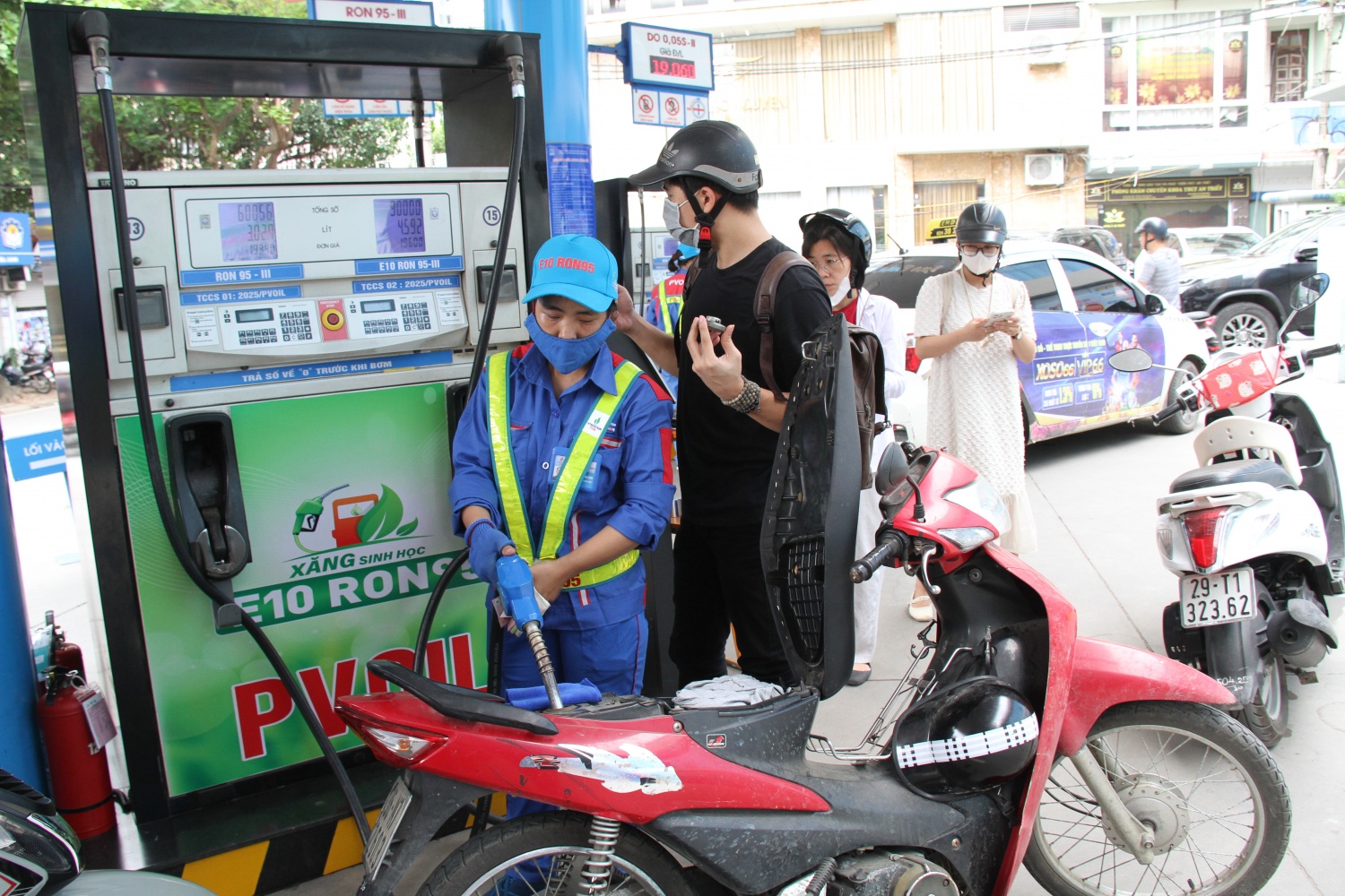 Giá xăng giảm nhẹ, giá dầu tăng từ 15h ngày 22/1