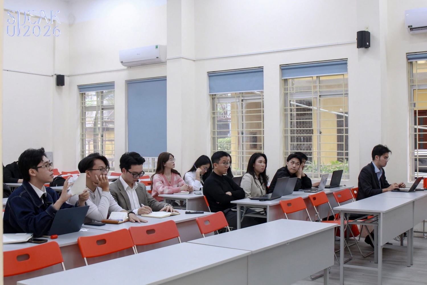 Top 10 SPEAK UP 2026 chăm chú lắng nghe những chia sẻ hữu ích từ MC/BTV Xuân Quỳnh. 