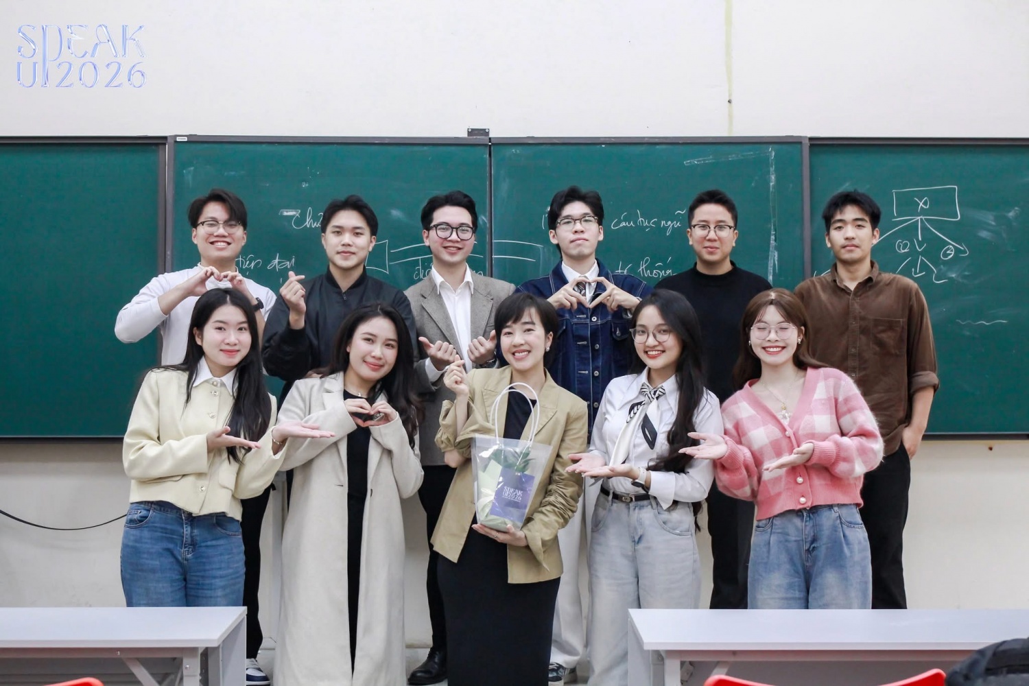 Top 10 SPEAK UP 2026 chụp hình giao lưu cùng diễn giả. 
