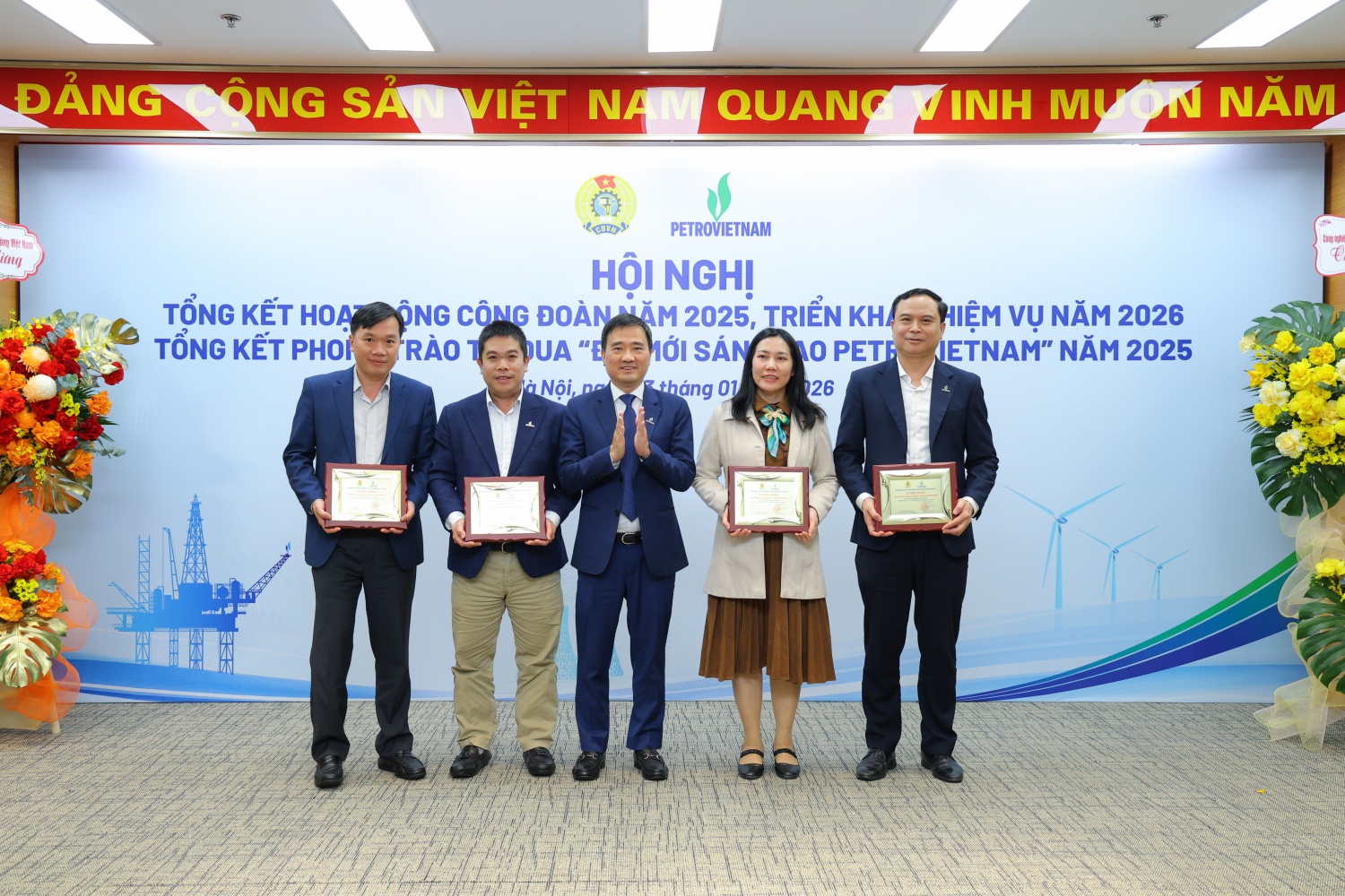 C&ocirc;ng đo&agrave;n Petrovietnam khen thưởng nhiều tập thể, c&aacute; nh&acirc;n ti&ecirc;u biểu năm 2025