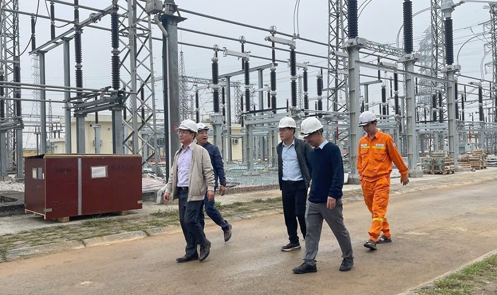 Những “người lính truyền tải” thầm lặng giữ dòng điện góp phần vào thành công Đại hội Đảng XIV