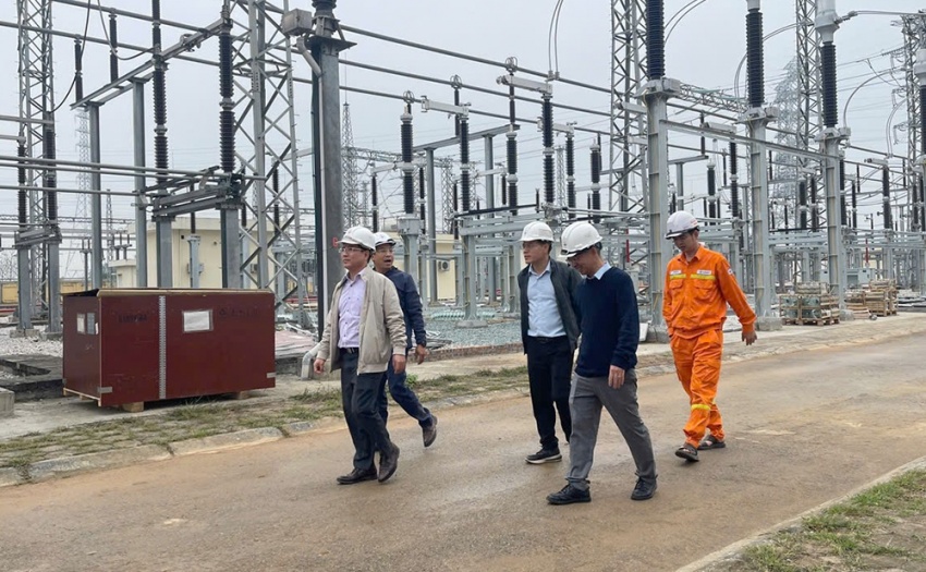 Những “người lính truyền tải” thầm lặng giữ dòng điện góp phần vào thành công Đại hội Đảng XIV