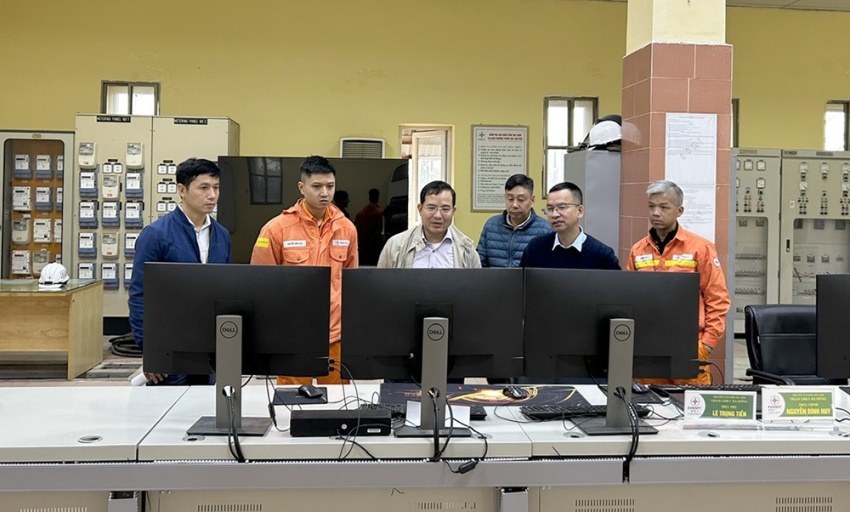 Những “người lính truyền tải” thầm lặng giữ dòng điện góp phần vào thành công Đại hội Đảng XIV