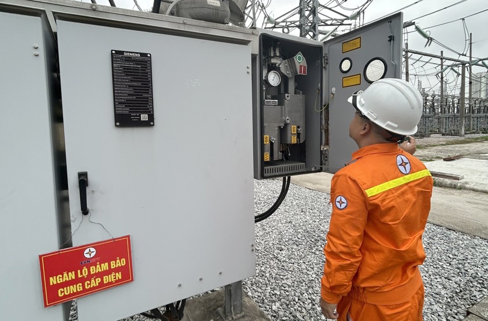 Những “người lính truyền tải” thầm lặng giữ dòng điện góp phần vào thành công Đại hội Đảng XIV