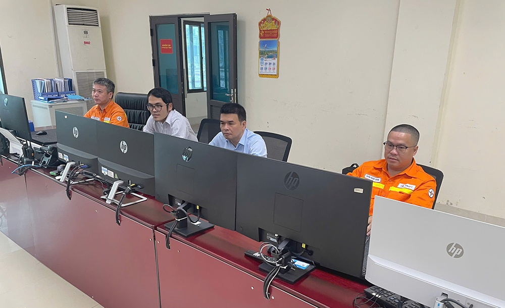 Những “người lính truyền tải” thầm lặng giữ dòng điện góp phần vào thành công Đại hội Đảng XIV