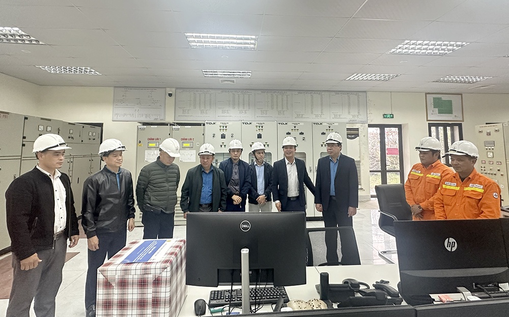 Những “người lính truyền tải” thầm lặng giữ dòng điện góp phần vào thành công Đại hội Đảng XIV