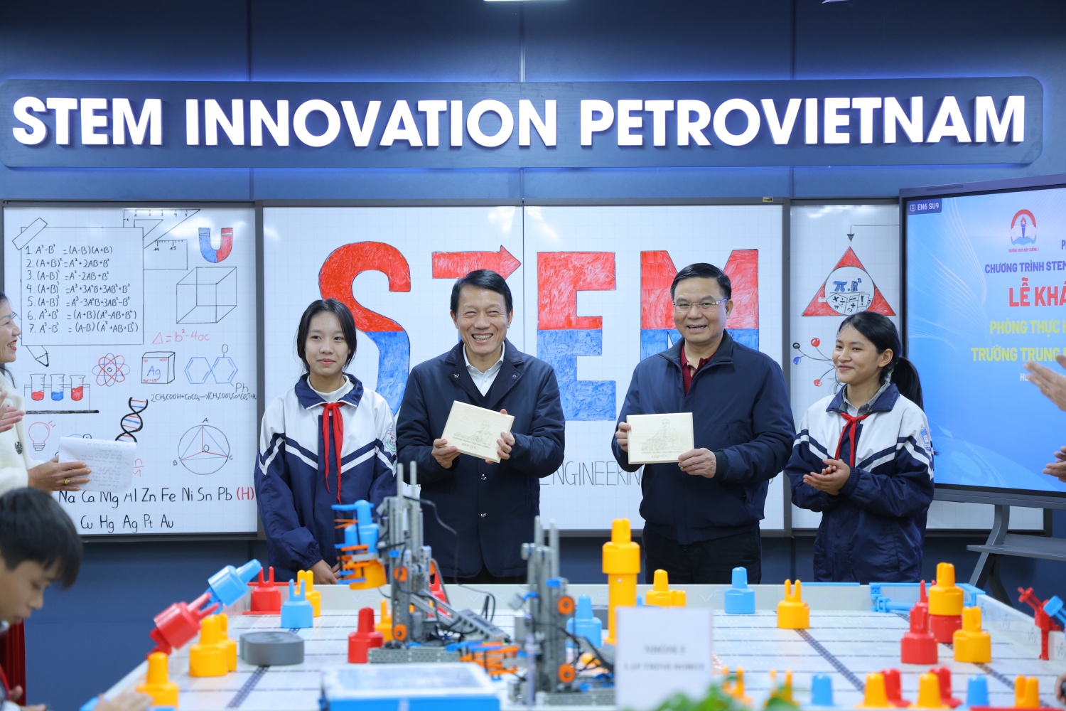 Petrovietnam đồng hành cùng nhân dân xã Hiệp Cường đón Xuân gắn kết - Tết nghĩa tình Petrovietnam đồng hành cùng nhân dân xã Hiệp Cường đón Xuân gắn kết Tết nghĩa tình