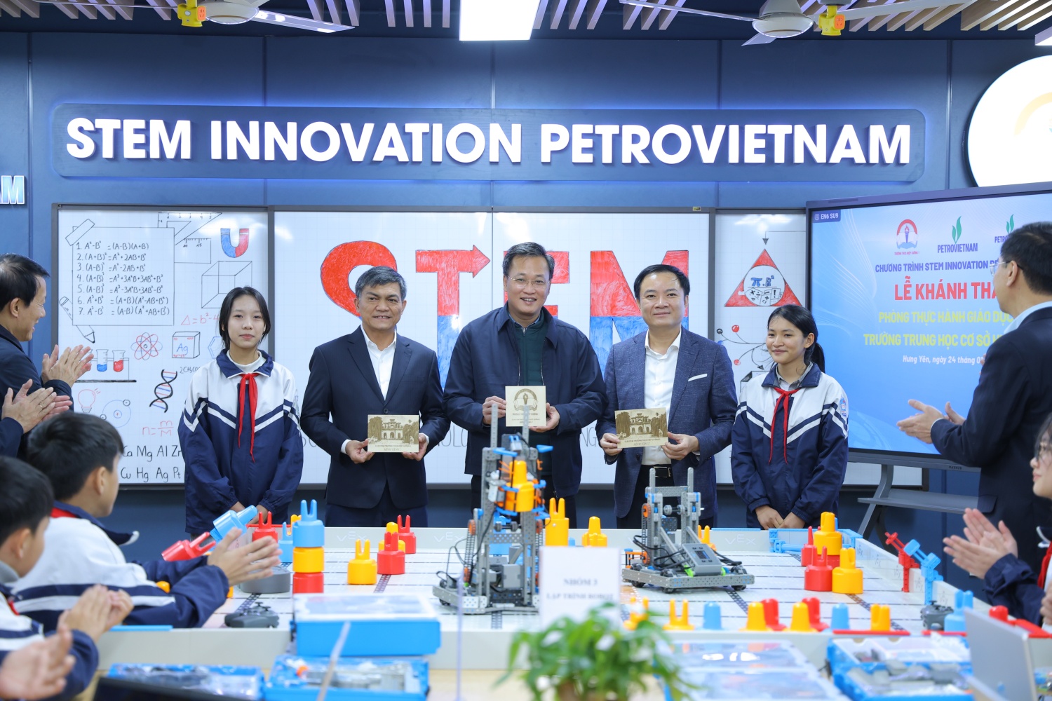 Petrovietnam đồng hành cùng nhân dân xã Hiệp Cường đón Xuân gắn kết - Tết nghĩa tình Petrovietnam đồng hành cùng nhân dân xã Hiệp Cường đón Xuân gắn kết Tết nghĩa tình