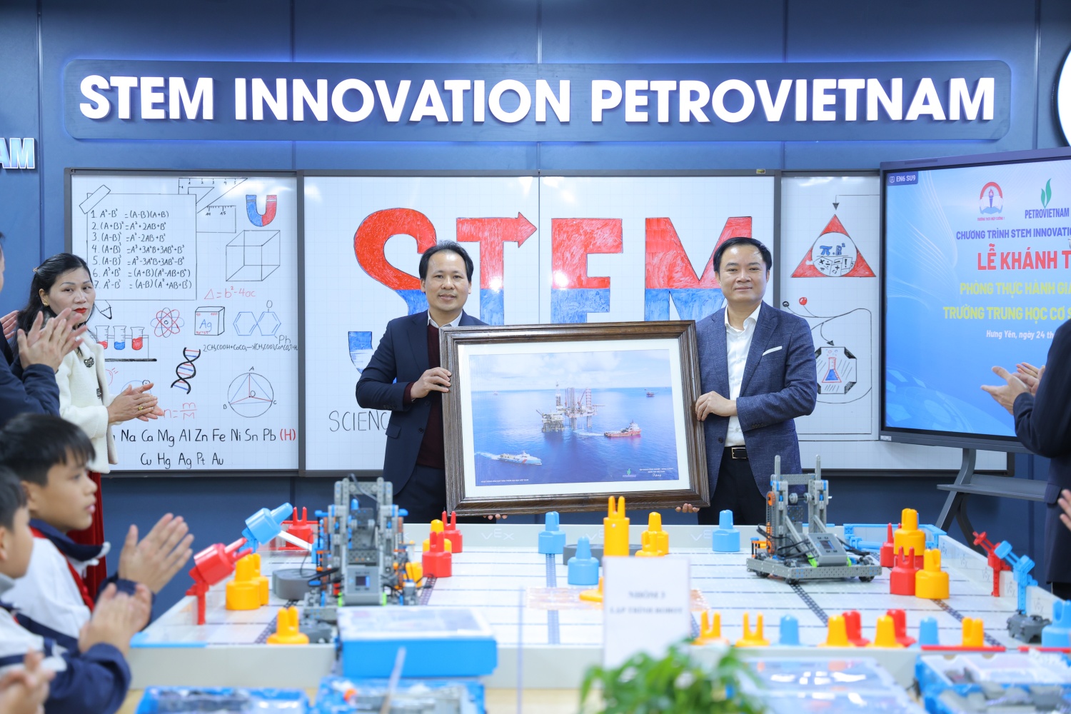 Petrovietnam đồng hành cùng nhân dân xã Hiệp Cường đón Xuân gắn kết - Tết nghĩa tình Petrovietnam đồng hành cùng nhân dân xã Hiệp Cường đón Xuân gắn kết Tết nghĩa tình