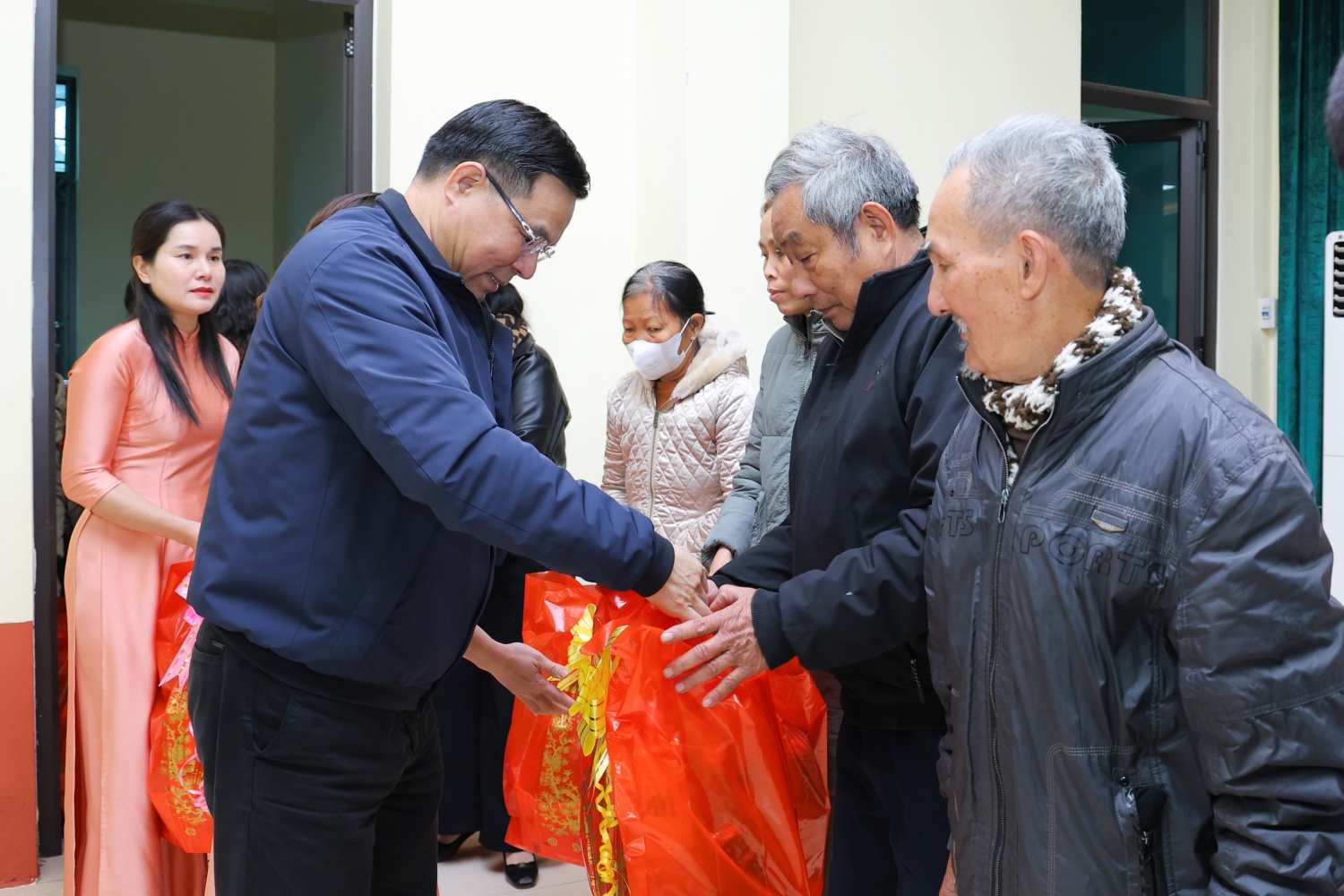 Petrovietnam đồng hành cùng nhân dân xã Hiệp Cường đón Xuân gắn kết - Tết nghĩa tình Petrovietnam đồng hành cùng nhân dân xã Hiệp Cường đón Xuân gắn kết Tết nghĩa tình