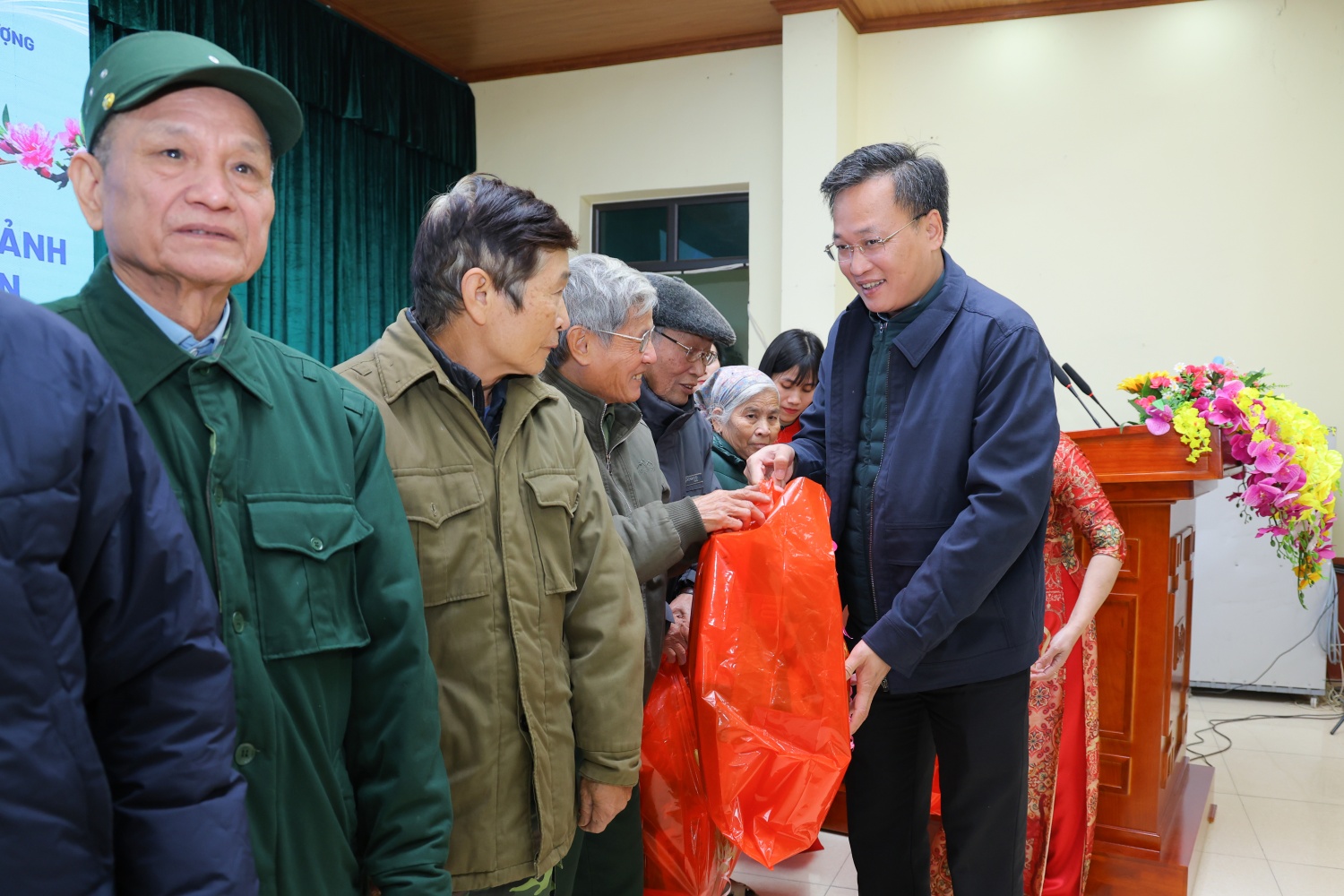 Petrovietnam đồng hành cùng nhân dân xã Hiệp Cường đón Xuân gắn kết - Tết nghĩa tình Petrovietnam đồng hành cùng nhân dân xã Hiệp Cường đón Xuân gắn kết Tết nghĩa tình