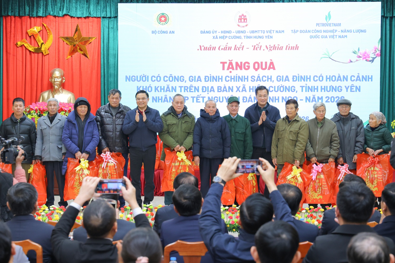 Petrovietnam đồng hành cùng nhân dân xã Hiệp Cường đón Xuân gắn kết - Tết nghĩa tình Petrovietnam đồng hành cùng nhân dân xã Hiệp Cường đón Xuân gắn kết Tết nghĩa tình