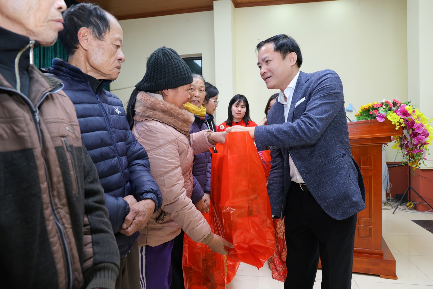 Petrovietnam đồng hành cùng nhân dân xã Hiệp Cường đón Xuân gắn kết - Tết nghĩa tình Petrovietnam đồng hành cùng nhân dân xã Hiệp Cường đón Xuân gắn kết Tết nghĩa tình