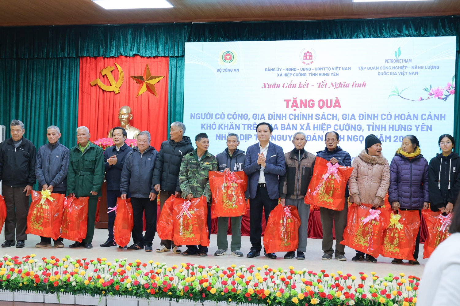 Petrovietnam đồng hành cùng nhân dân xã Hiệp Cường đón Xuân gắn kết - Tết nghĩa tình Petrovietnam đồng hành cùng nhân dân xã Hiệp Cường đón Xuân gắn kết Tết nghĩa tình