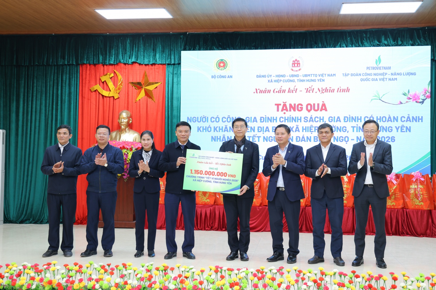 Petrovietnam đồng hành cùng nhân dân xã Hiệp Cường đón Xuân gắn kết - Tết nghĩa tình Petrovietnam đồng hành cùng nhân dân xã Hiệp Cường đón Xuân gắn kết Tết nghĩa tình