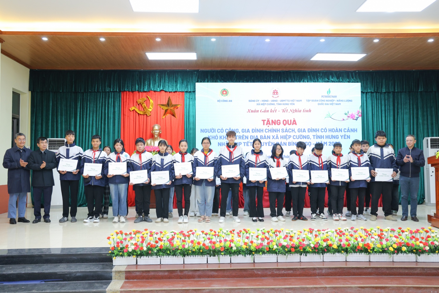 Petrovietnam đồng hành cùng nhân dân xã Hiệp Cường đón Xuân gắn kết - Tết nghĩa tình Petrovietnam đồng hành cùng nhân dân xã Hiệp Cường đón Xuân gắn kết Tết nghĩa tình