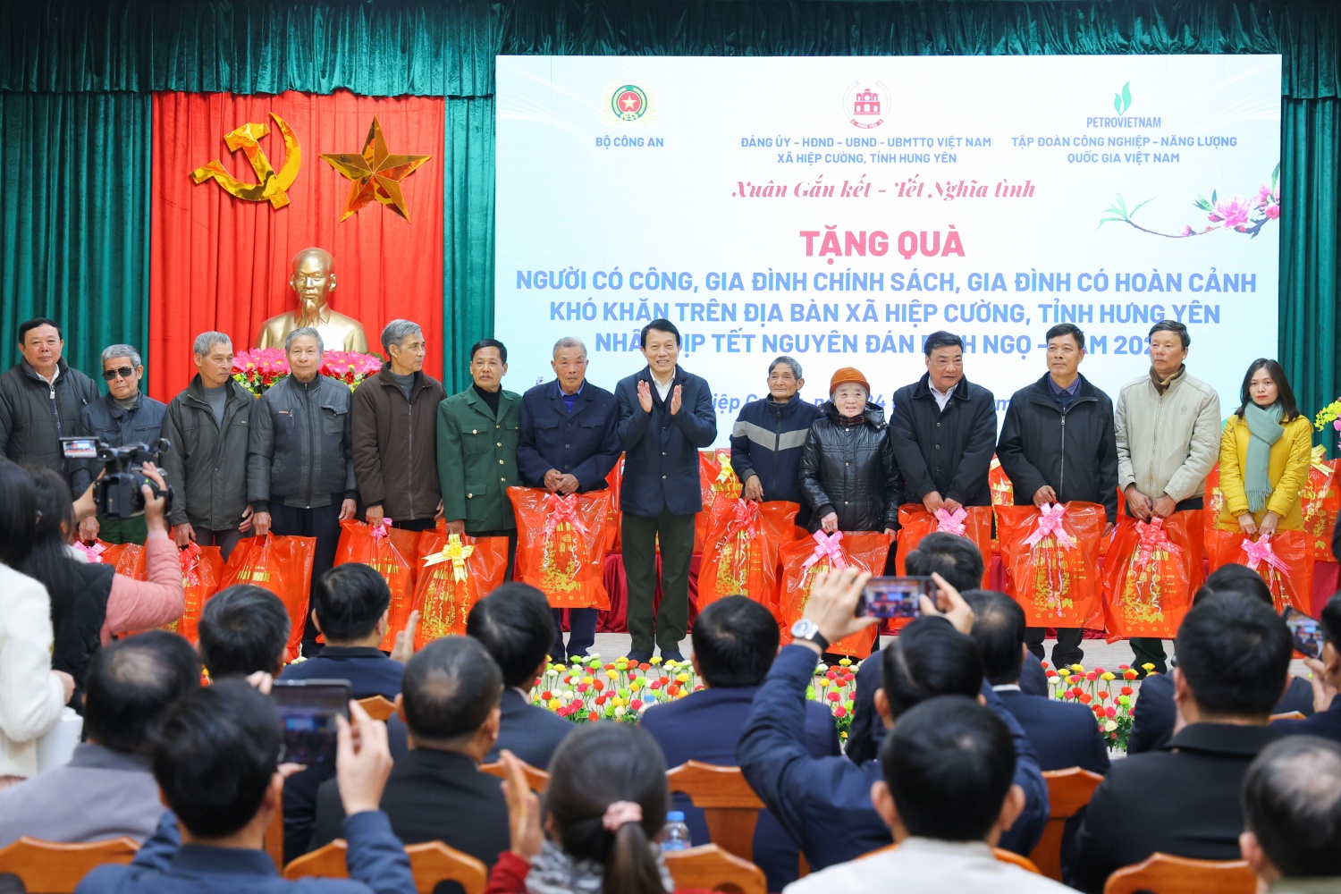 Petrovietnam đồng hành cùng nhân dân xã Hiệp Cường đón Xuân gắn kết - Tết nghĩa tình Petrovietnam đồng hành cùng nhân dân xã Hiệp Cường đón Xuân gắn kết - Tết nghĩa tình