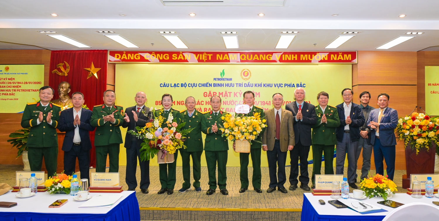Đồng chí Phạm Quang Dũng – Chủ tịch Hội Cựu chiến binh Petrovietnam và các đại biểu tặng hoa chúc mừng Ban chủ nhiệm và cố vấn CLB Cựu chiến binh Petrovietnam hưu trí khu vực phía Bắc