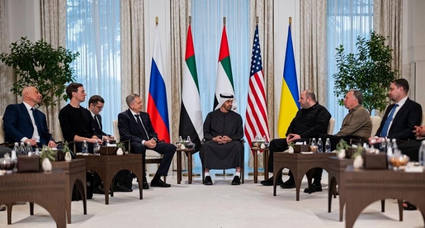 Các thành viên phái đoàn tham gia cuộc đàm phán ba bên do UAE tổ chức giữa Mỹ, Nga và Ukraine, 