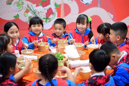 Acecook Việt Nam mang phở yêu thương đến người dân vùng rốn lũ Hòa Thịnh