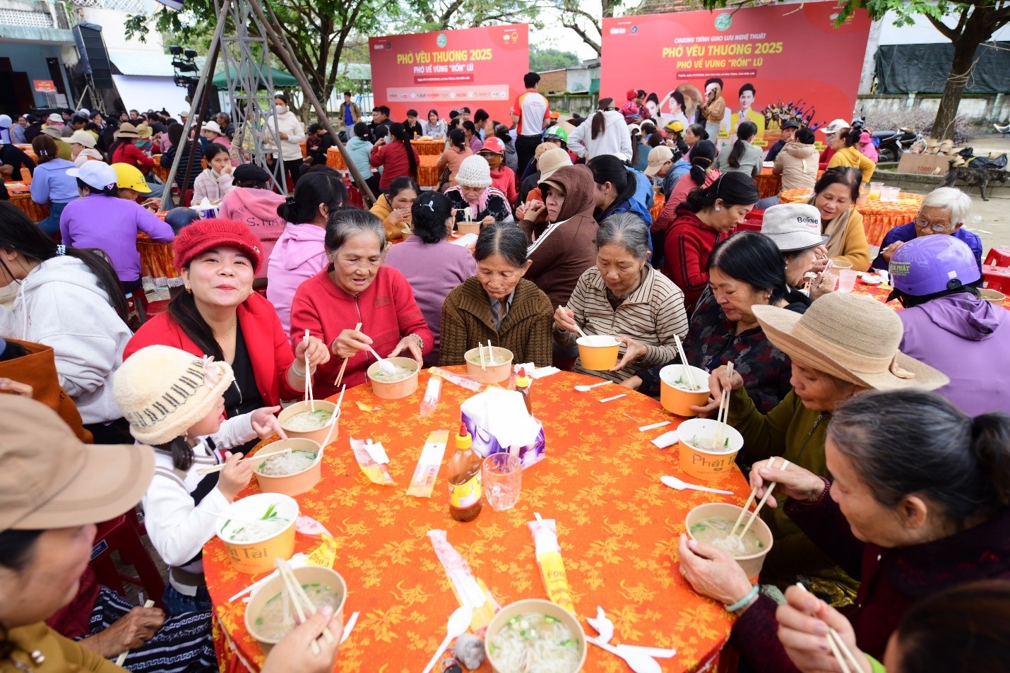 Acecook Việt Nam mang phở yêu thương đến người dân vùng rốn lũ Hòa Thịnh