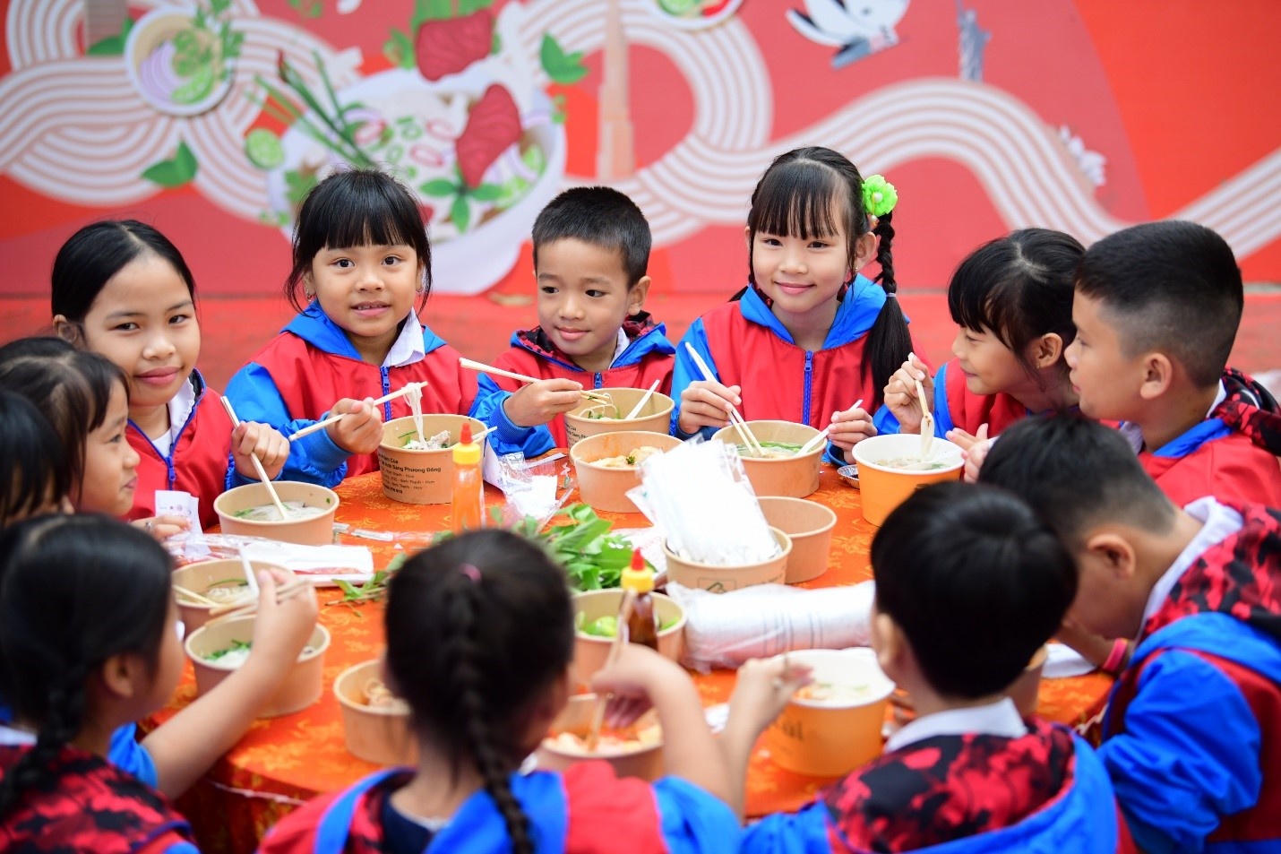 Acecook Việt Nam mang phở yêu thương đến người dân vùng rốn lũ Hòa Thịnh