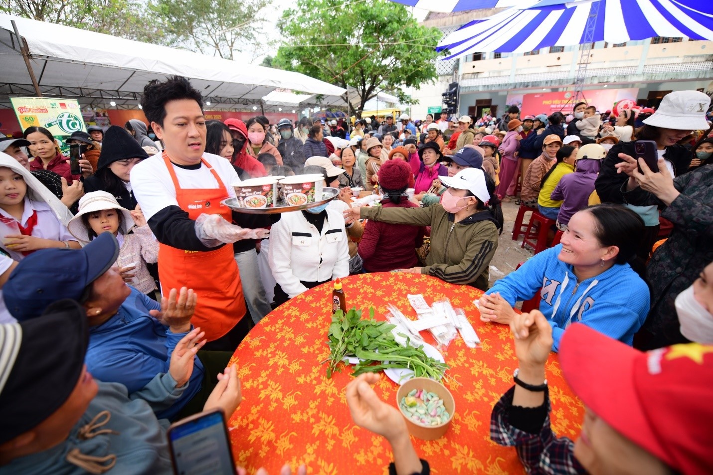 Acecook Việt Nam mang phở yêu thương đến người dân vùng rốn lũ Hòa Thịnh