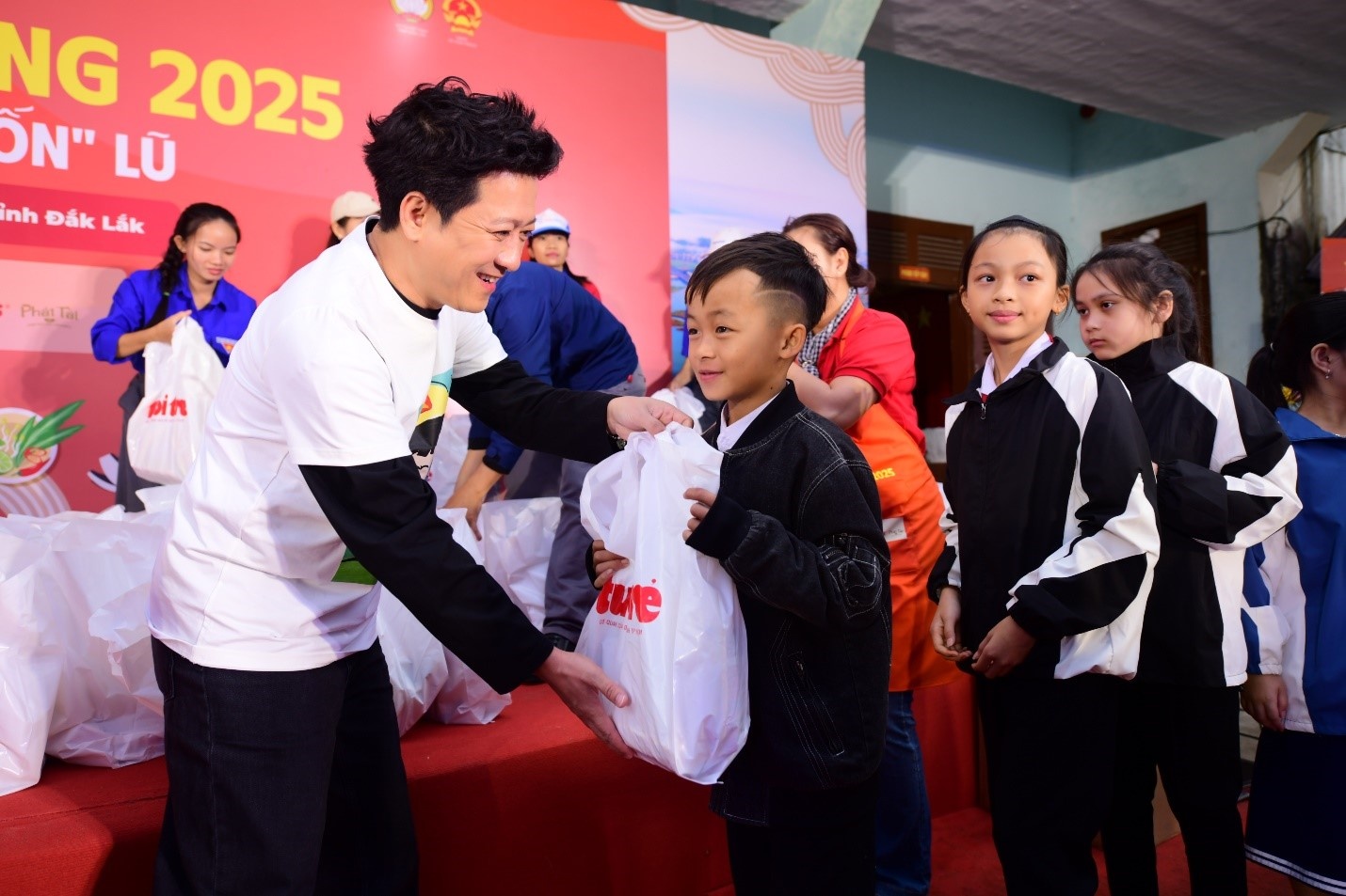 Acecook Việt Nam mang phở yêu thương đến người dân vùng rốn lũ Hòa Thịnh