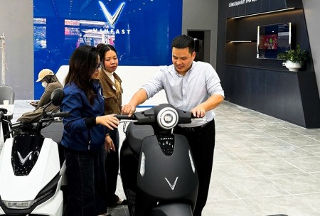 Doanh thu gần 100 tỷ đồng/năm, chủ chuỗi showroom tiết lộ lý do khách tin tưởng xe điện VinFast