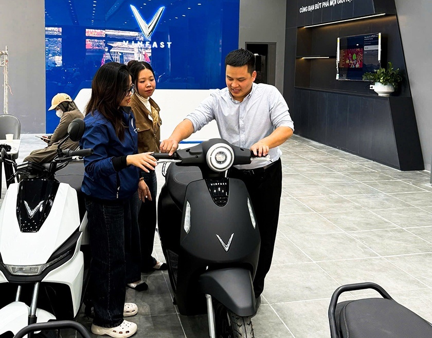 Doanh thu gần 100 tỷ đồng/năm, chủ chuỗi showroom tiết lộ lý do khách tin tưởng xe điện VinFast