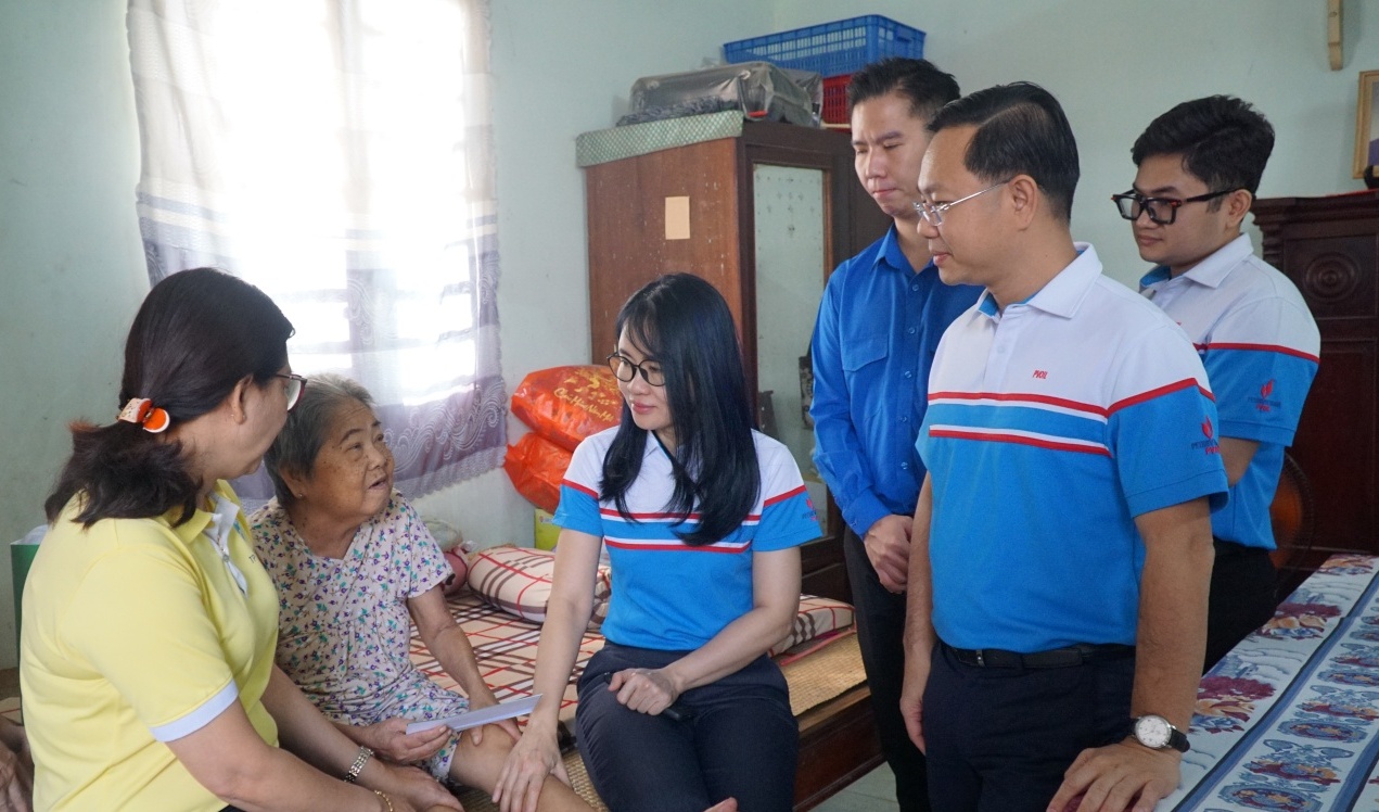 [VIDEO] PVOIL mang Xuân ấm áp đến với các Mẹ Việt Nam Anh hùng và trẻ em khuyết tật tại TP. Hồ Chí Minh