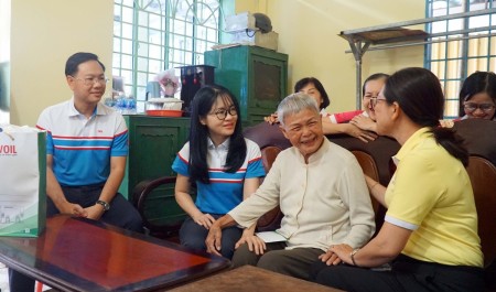 PVOIL mang Xuân ấm áp đến với các Mẹ Việt Nam Anh hùng và trẻ em khuyết tật tại TP. Hồ Chí Minh