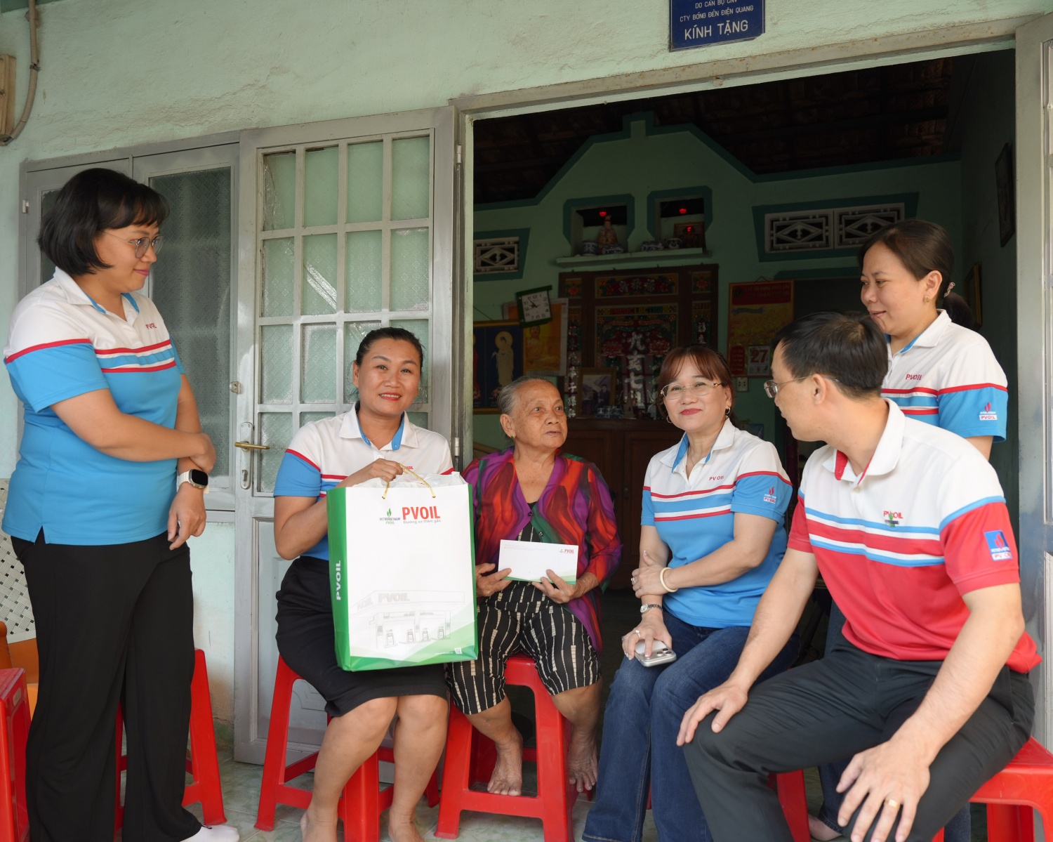 PVOIL mang Xuân ấm áp đến với các Mẹ Việt Nam Anh hùng và trẻ em khuyết tật tại TP. Hồ Chí Minh