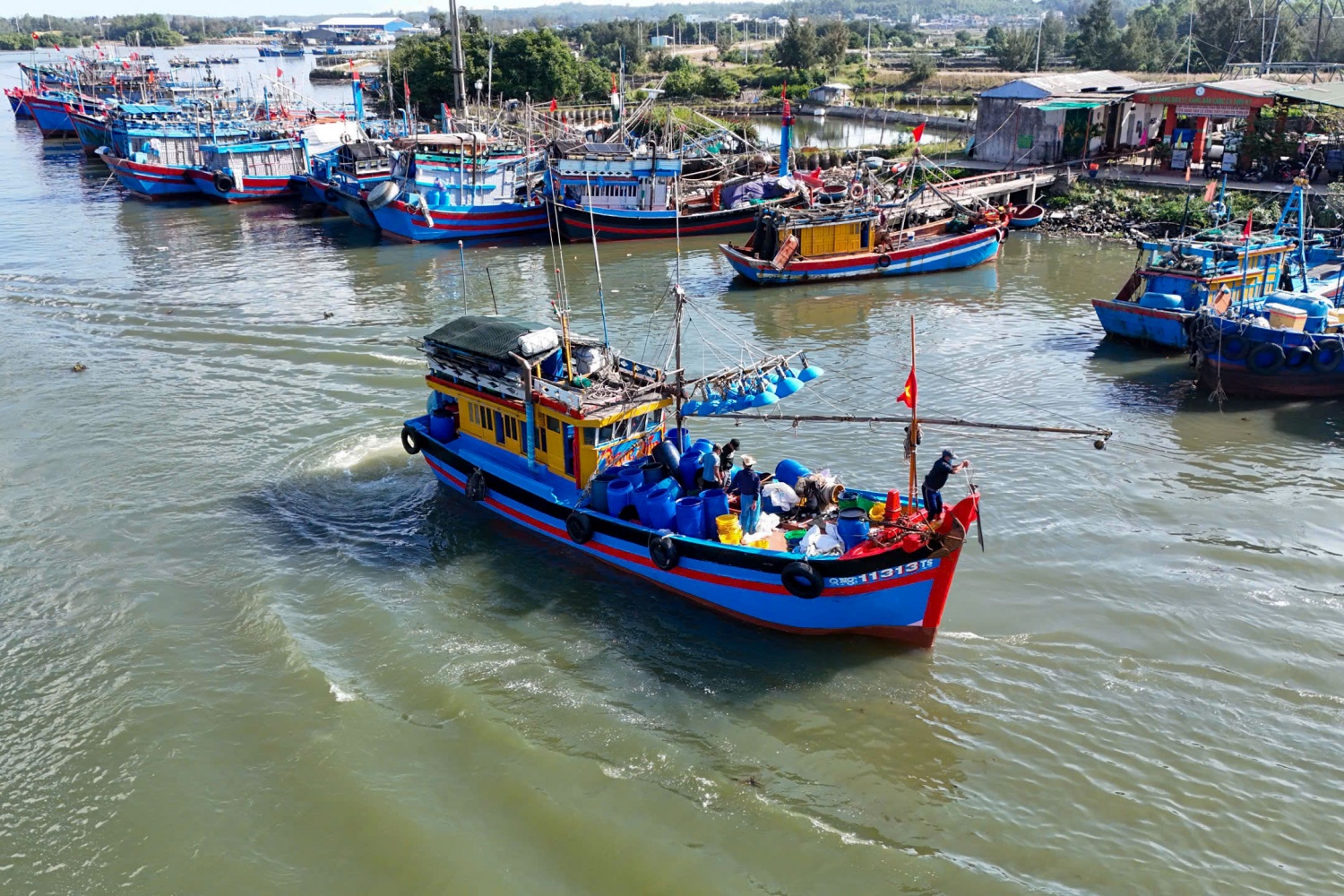 Từ sáng sớm, hàng trăm tàu cá đã tấp nập cập bến tại các cảng cá Sa Kỳ (xã Đông Sơn), xã Tịnh Hoà (xã Tịnh Khê), Mỹ Á (phường Trà Câu)…